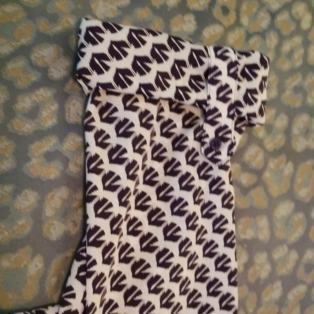 3/$50 Black and White Tunic - Picture 5 of 6